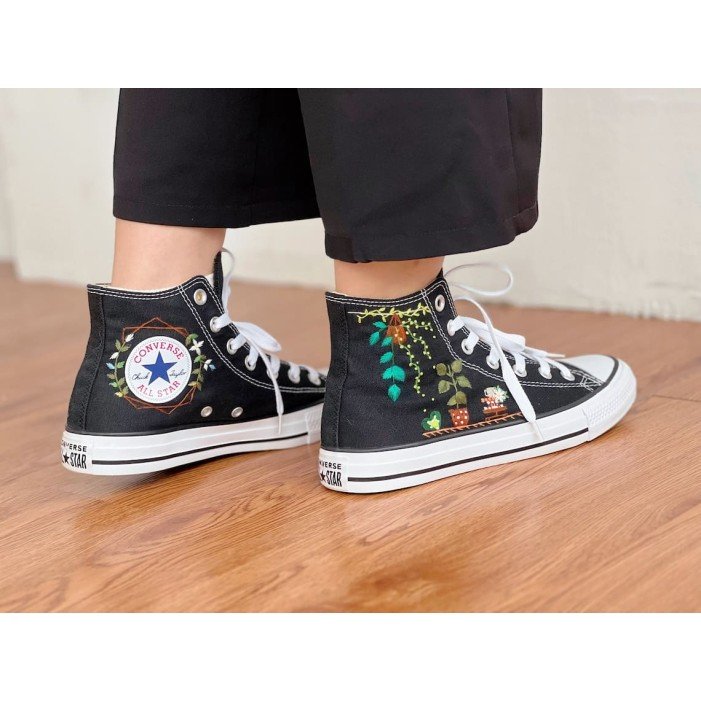 Renkli Çiçek Desenli Özel Nakışlı Siyah Sneaker Renkli Çiçek Desenli Özel Nakışlı Siyah Sneaker