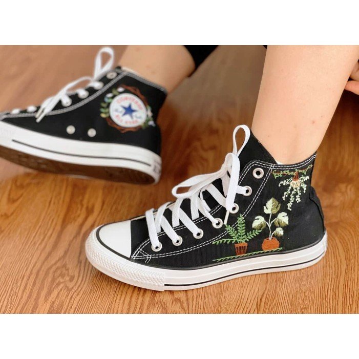 Renkli Çiçek Desenli Özel Nakışlı Siyah Sneaker Renkli Çiçek Desenli Özel Nakışlı Siyah Sneaker