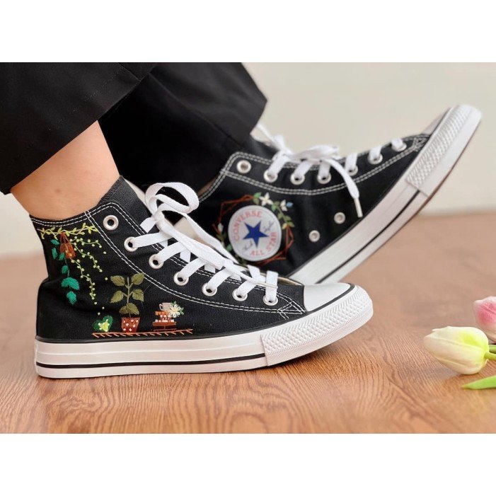 Renkli Çiçek Desenli Özel Nakışlı Siyah Sneaker Renkli Çiçek Desenli Özel Nakışlı Siyah Sneaker