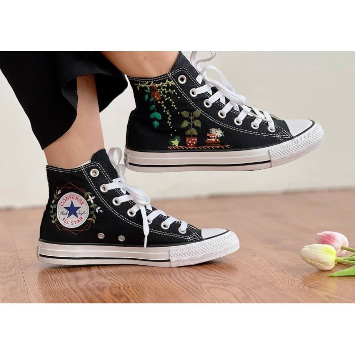 Renkli Çiçek Desenli Özel Nakışlı Siyah Sneaker Renkli Çiçek Desenli Özel Nakışlı Siyah Sneaker