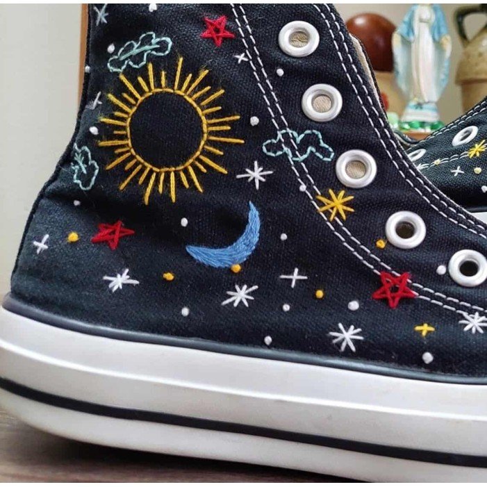 Renkli Çiçek Desenli Özel Nakışlı Siyah Sneaker Renkli Çiçek Desenli Özel Nakışlı Siyah Sneaker
