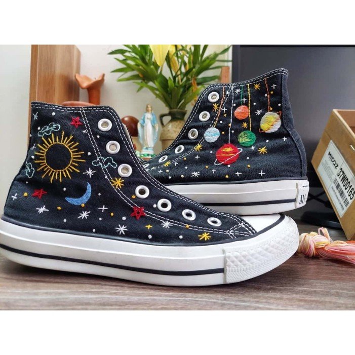 Renkli Çiçek Desenli Özel Nakışlı Siyah Sneaker Renkli Çiçek Desenli Özel Nakışlı Siyah Sneaker