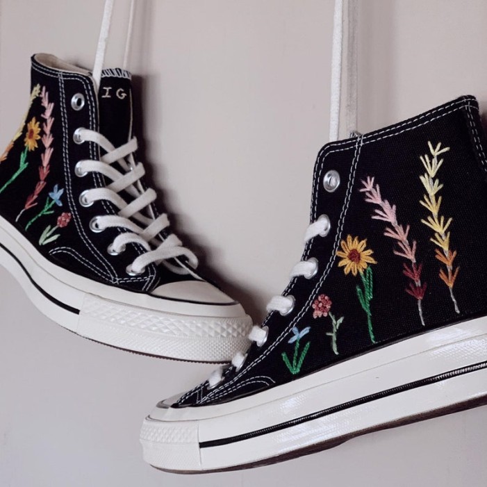 Renkli Çiçek Desenli Özel Nakışlı Siyah Sneaker Renkli Çiçek Desenli Özel Nakışlı Siyah Sneaker