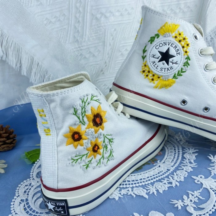 Renkli Çiçek Desenli Özel Nakışlı Beyaz Sneaker Renkli Çiçek Desenli Özel Nakışlı Beyaz Sneaker
