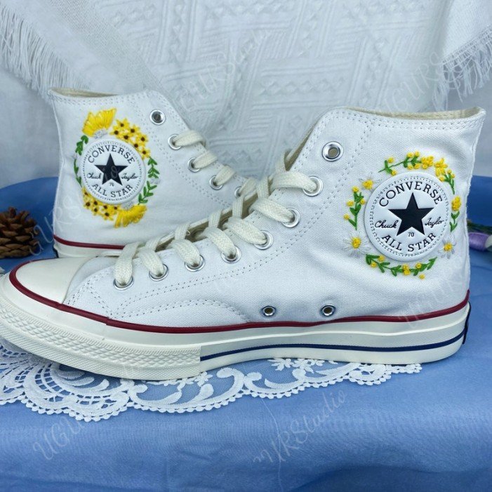 Renkli Çiçek Desenli Özel Nakışlı Beyaz Sneaker Renkli Çiçek Desenli Özel Nakışlı Beyaz Sneaker