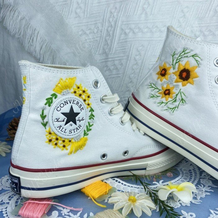 Renkli Çiçek Desenli Özel Nakışlı Beyaz Sneaker Renkli Çiçek Desenli Özel Nakışlı Beyaz Sneaker