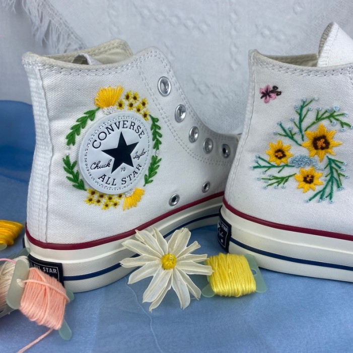 Renkli Çiçek Desenli Özel Nakışlı Beyaz Sneaker Renkli Çiçek Desenli Özel Nakışlı Beyaz Sneaker