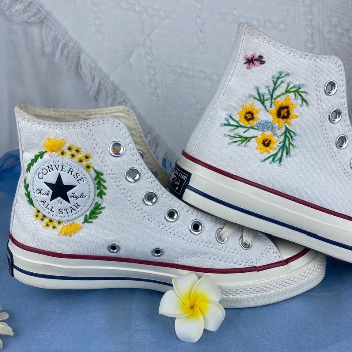 Renkli Çiçek Desenli Özel Nakışlı Beyaz Sneaker Renkli Çiçek Desenli Özel Nakışlı Beyaz Sneaker