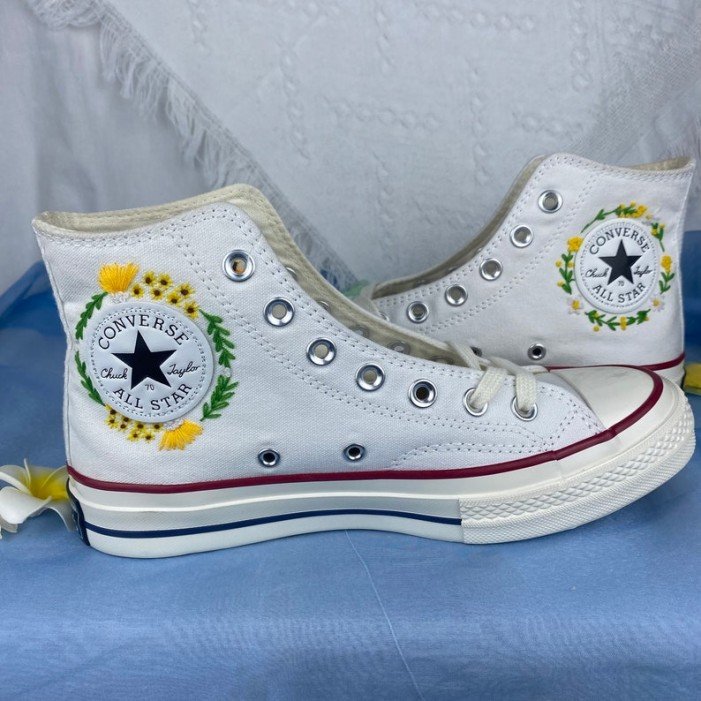 Renkli Çiçek Desenli Özel Nakışlı Beyaz Sneaker Renkli Çiçek Desenli Özel Nakışlı Beyaz Sneaker