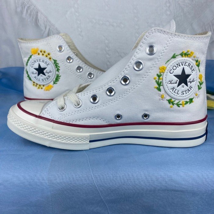 Renkli Çiçek Desenli Özel Nakışlı Beyaz Sneaker Renkli Çiçek Desenli Özel Nakışlı Beyaz Sneaker