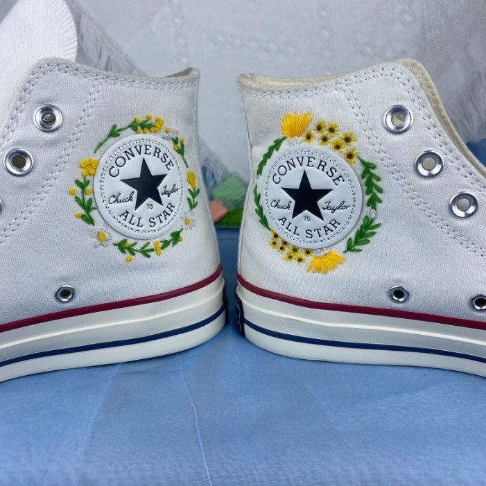 Renkli Çiçek Desenli Özel Nakışlı Beyaz Sneaker Renkli Çiçek Desenli Özel Nakışlı Beyaz Sneaker
