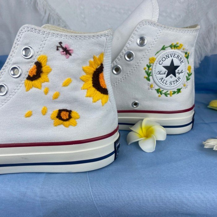 Renkli Çiçek Desenli Özel Nakışlı Beyaz Sneaker Renkli Çiçek Desenli Özel Nakışlı Beyaz Sneaker