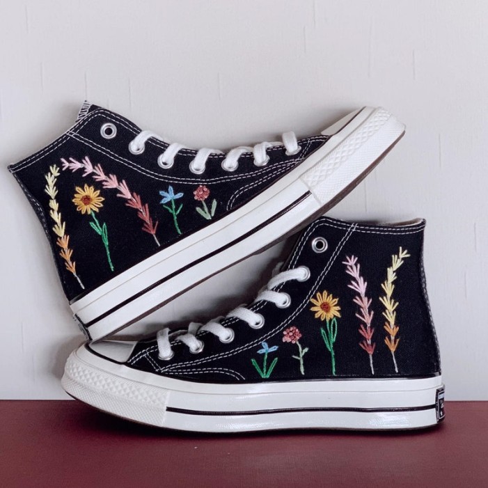 Renkli Çiçek Desenli Özel Nakışlı Siyah Sneaker Renkli Çiçek Desenli Özel Nakışlı Siyah Sneaker