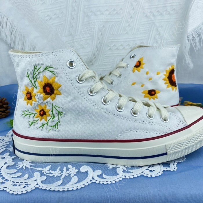 Renkli Çiçek Desenli Özel Nakışlı Beyaz Sneaker Renkli Çiçek Desenli Özel Nakışlı Beyaz Sneaker