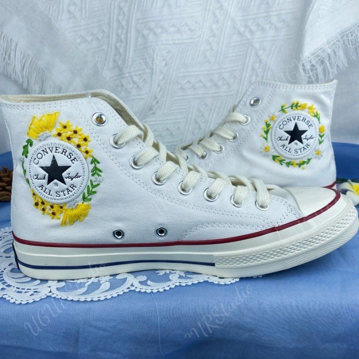 Renkli Çiçek Desenli Özel Nakışlı Beyaz Sneaker Renkli Çiçek Desenli Özel Nakışlı Beyaz Sneaker