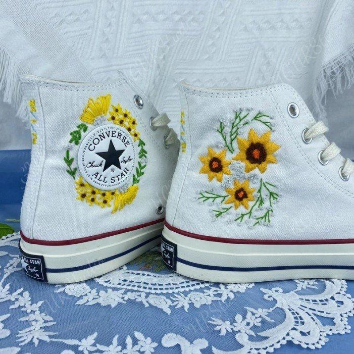 Renkli Çiçek Desenli Özel Nakışlı Beyaz Sneaker Renkli Çiçek Desenli Özel Nakışlı Beyaz Sneaker