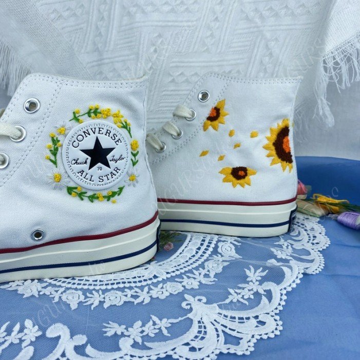 Renkli Çiçek Desenli Özel Nakışlı Beyaz Sneaker Renkli Çiçek Desenli Özel Nakışlı Beyaz Sneaker