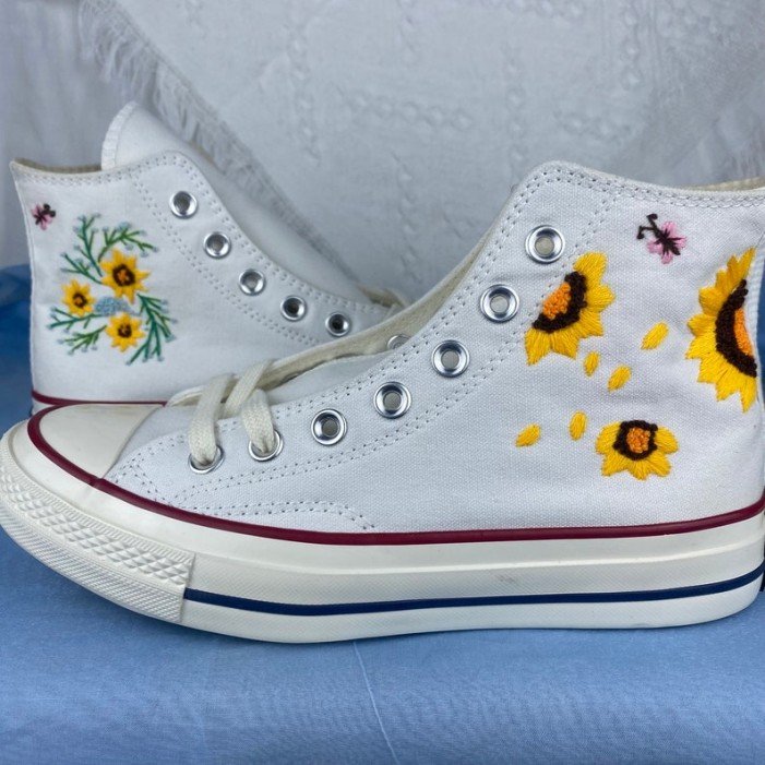 Renkli Çiçek Desenli Özel Nakışlı Beyaz Sneaker Renkli Çiçek Desenli Özel Nakışlı Beyaz Sneaker