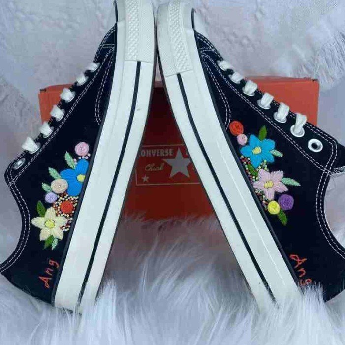 Renkli Çiçek Desenli Özel Nakışlı Siyah Sneaker Renkli Çiçek Desenli Özel Nakışlı Siyah Sneaker