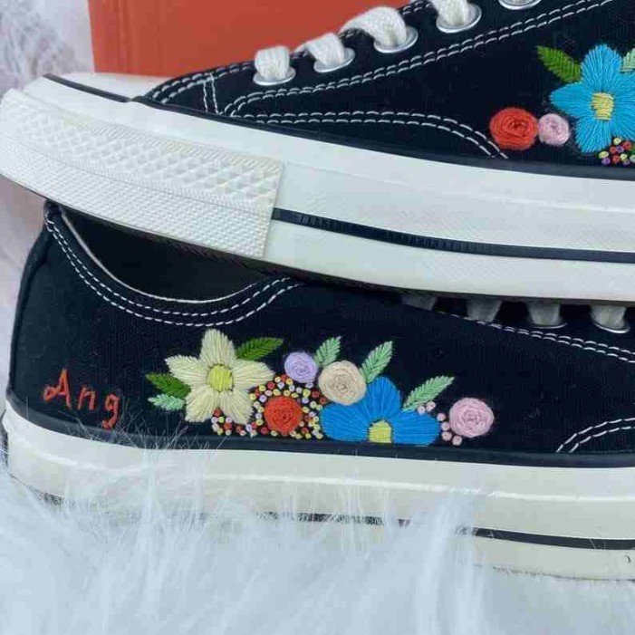 Renkli Çiçek Desenli Özel Nakışlı Siyah Sneaker