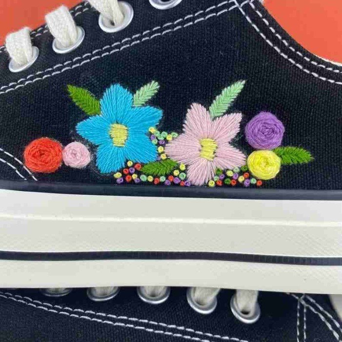 Renkli Çiçek Desenli Özel Nakışlı Siyah Sneaker Renkli Çiçek Desenli Özel Nakışlı Siyah Sneaker
