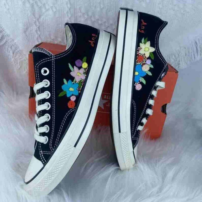 Renkli Çiçek Desenli Özel Nakışlı Siyah Sneaker Renkli Çiçek Desenli Özel Nakışlı Siyah Sneaker