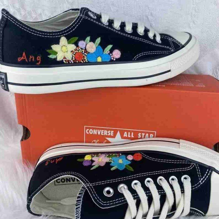 Renkli Çiçek Desenli Özel Nakışlı Siyah Sneaker Renkli Çiçek Desenli Özel Nakışlı Siyah Sneaker