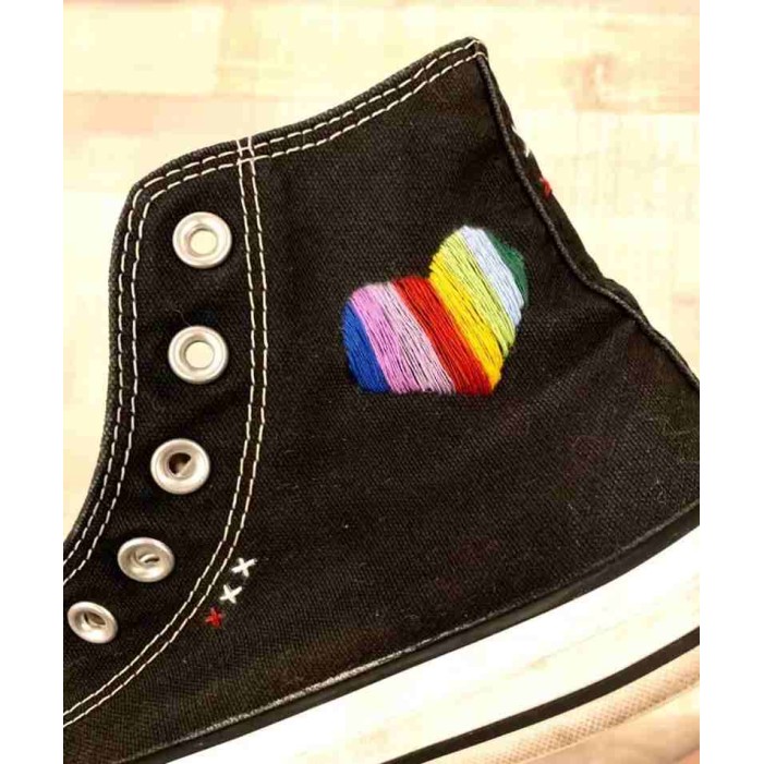 Renkli Çiçek Desenli Özel Nakışlı Siyah Sneaker Renkli Çiçek Desenli Özel Nakışlı Siyah Sneaker
