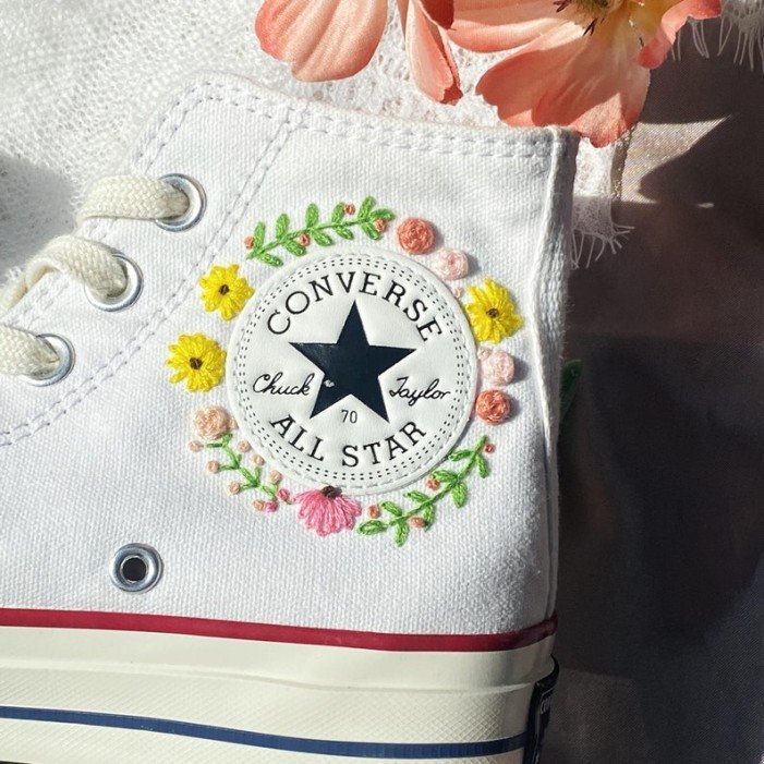 Renkli Çiçek Desenli Özel Nakışlı Beyaz Sneaker Renkli Çiçek Desenli Özel Nakışlı Beyaz Sneaker