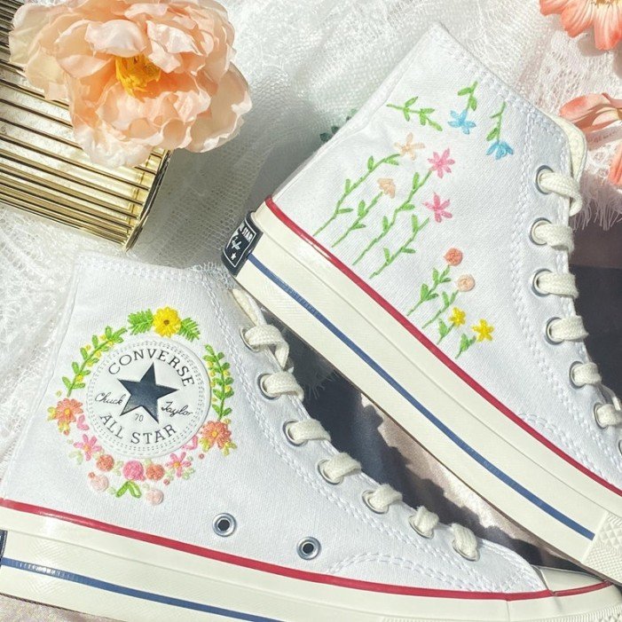 Renkli Çiçek Desenli Özel Nakışlı Beyaz Sneaker Renkli Çiçek Desenli Özel Nakışlı Beyaz Sneaker