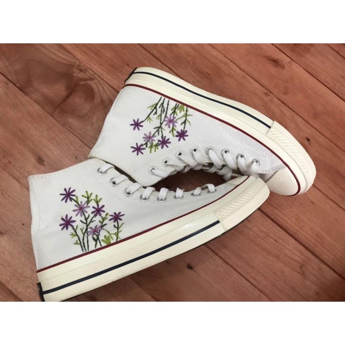 Mor Çiçek Desenli Özel Nakışlı Beyaz Sneaker Mor Çiçek Desenli Özel Nakışlı Beyaz Sneaker