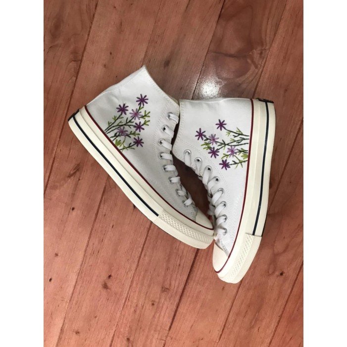 Mor Çiçek Desenli Özel Nakışlı Beyaz Sneaker Mor Çiçek Desenli Özel Nakışlı Beyaz Sneaker