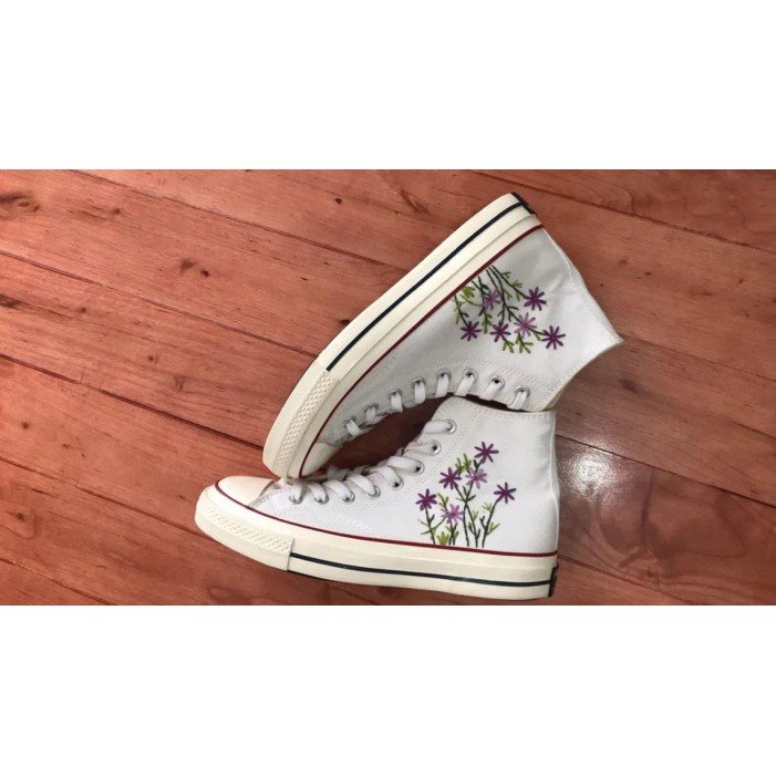 Mor Çiçek Desenli Özel Nakışlı Beyaz Sneaker Mor Çiçek Desenli Özel Nakışlı Beyaz Sneaker