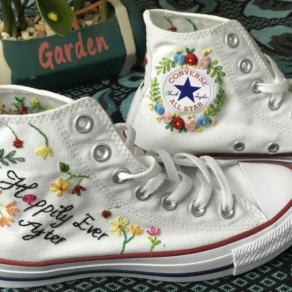 Renkli Çiçek Desenli İsim Yazılı Özel Nakışlı Beyaz Sneaker