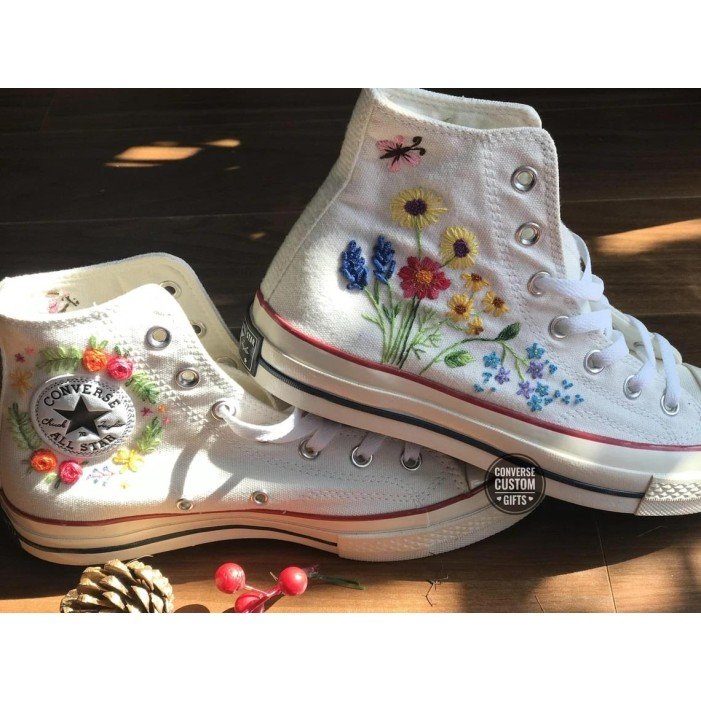 Renkli Çiçek Desenli Özel Nakışlı Beyaz Sneaker Renkli Çiçek Desenli Özel Nakışlı Beyaz Sneaker