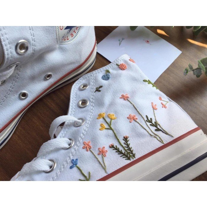 Renkli Çiçek Desenli Özel Nakışlı Beyaz Sneaker Renkli Çiçek Desenli Özel Nakışlı Beyaz Sneaker