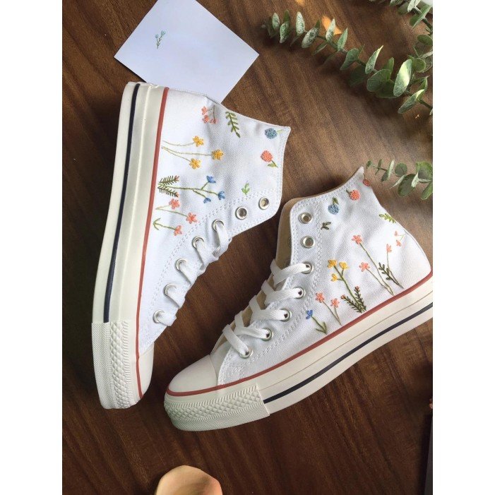 Renkli Çiçek Desenli Özel Nakışlı Beyaz Sneaker Renkli Çiçek Desenli Özel Nakışlı Beyaz Sneaker