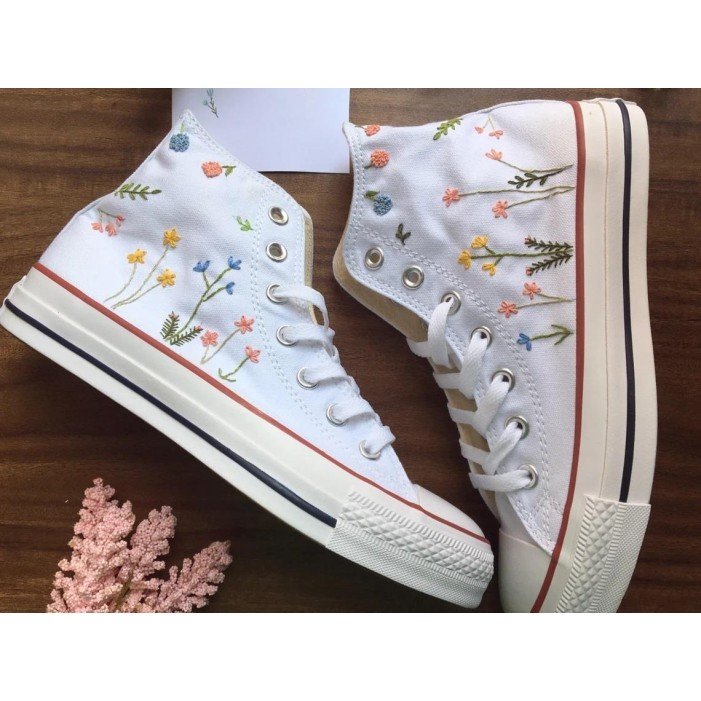 Renkli Çiçek Desenli Özel Nakışlı Beyaz Sneaker Renkli Çiçek Desenli Özel Nakışlı Beyaz Sneaker