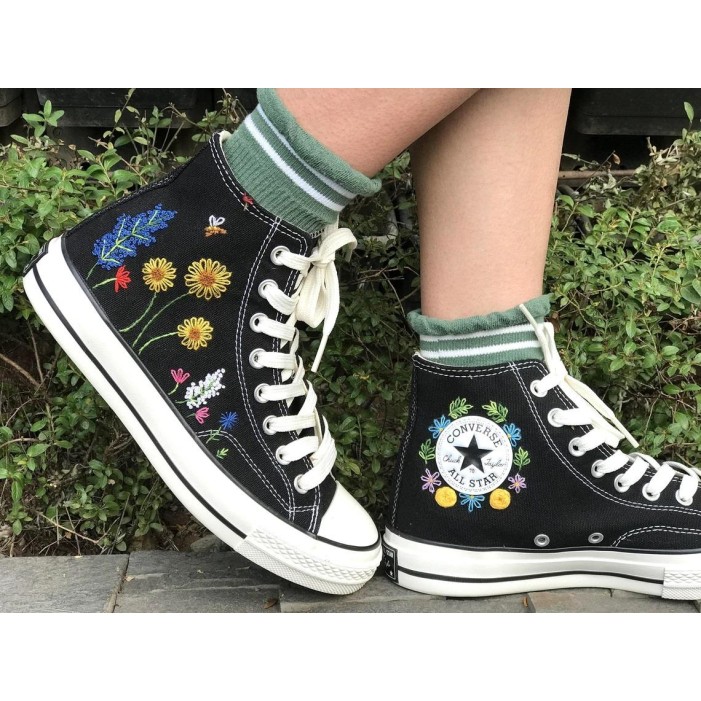 Renkli Çiçek Desenli Özel Nakışlı Siyah Sneaker Renkli Çiçek Desenli Özel Nakışlı Siyah Sneaker