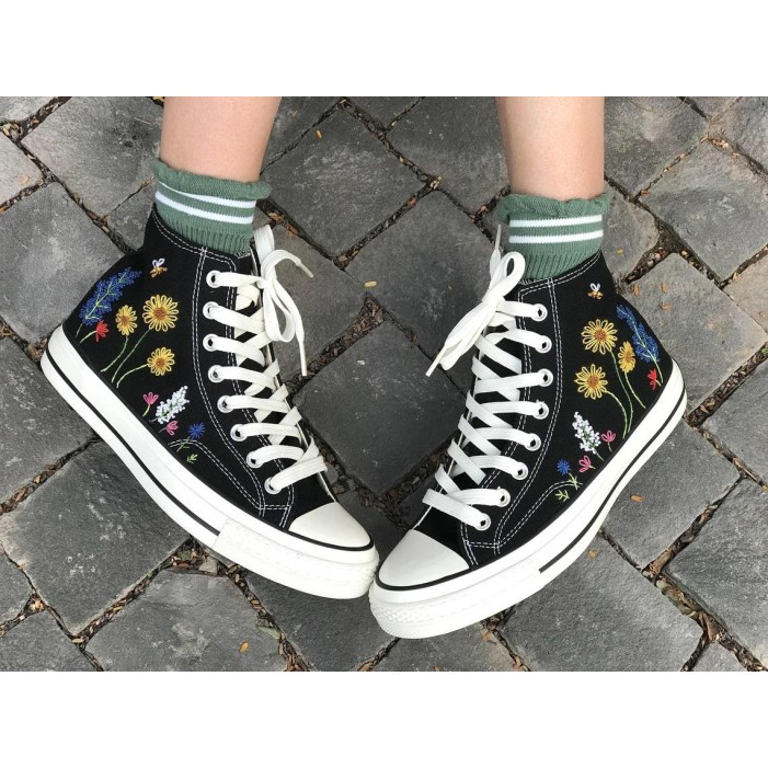 Renkli Çiçek Desenli Özel Nakışlı Siyah Sneaker Renkli Çiçek Desenli Özel Nakışlı Siyah Sneaker