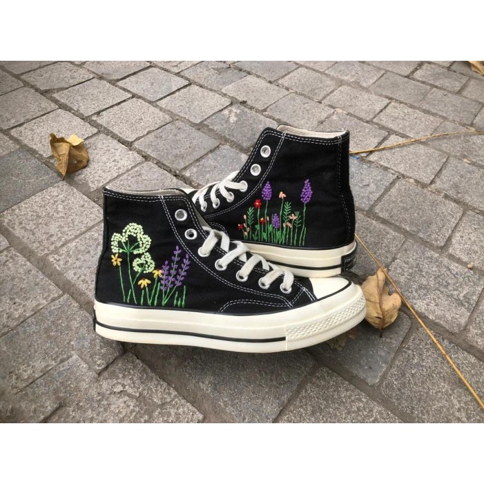 Renkli Çiçek Desenli Özel Nakışlı Siyah Sneaker Renkli Çiçek Desenli Özel Nakışlı Siyah Sneaker