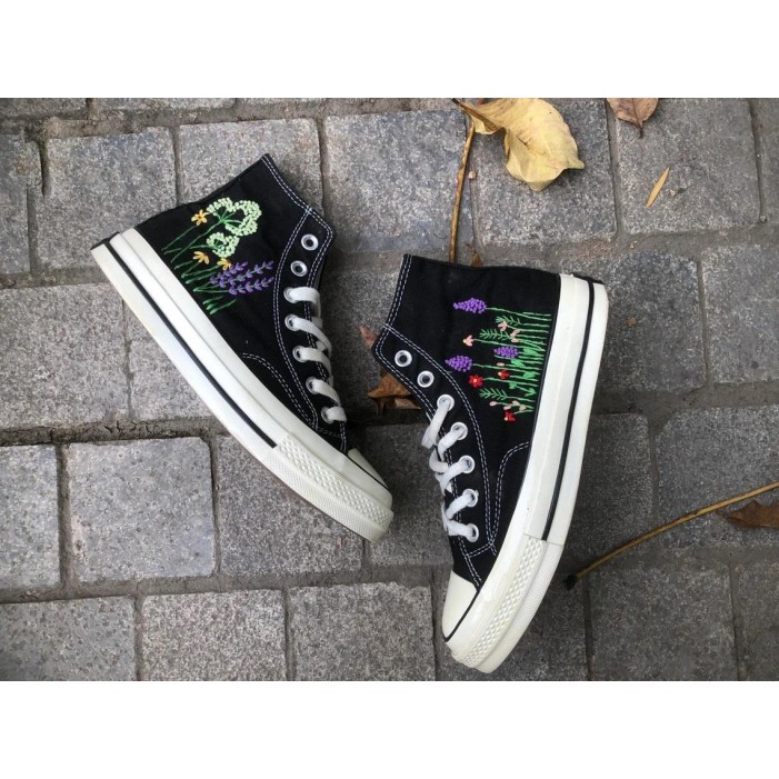 Renkli Çiçek Desenli Özel Nakışlı Siyah Sneaker Renkli Çiçek Desenli Özel Nakışlı Siyah Sneaker