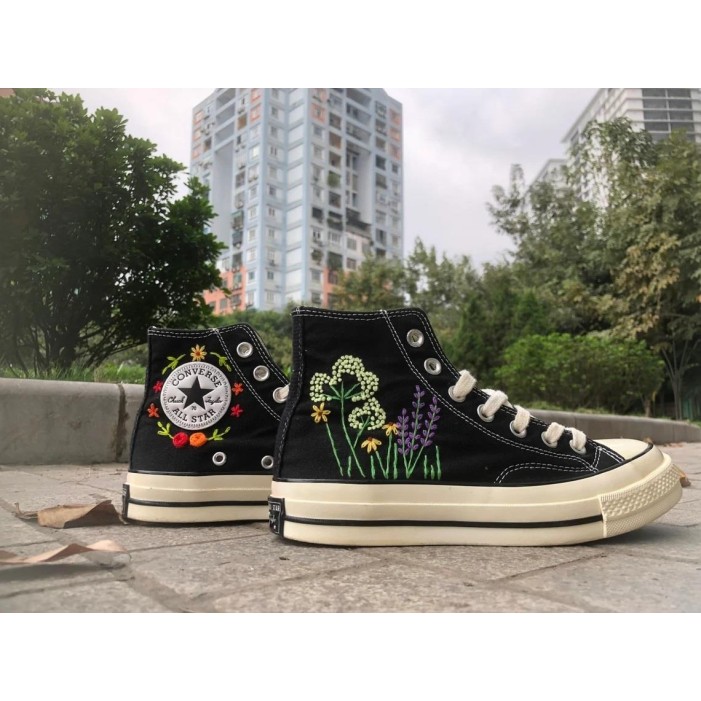 Renkli Çiçek Desenli Özel Nakışlı Siyah Sneaker Renkli Çiçek Desenli Özel Nakışlı Siyah Sneaker