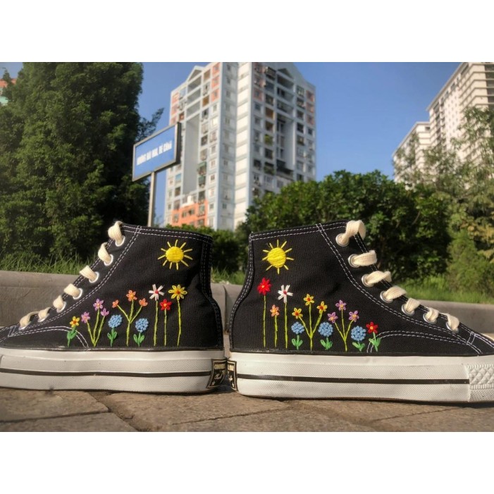 Renkli Çiçek Desenli Özel Nakışlı Siyah Sneaker Renkli Çiçek Desenli Özel Nakışlı Siyah Sneaker