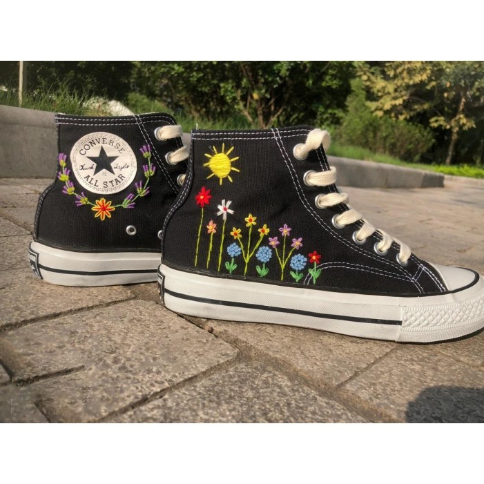 Renkli Çiçek Desenli Özel Nakışlı Siyah Sneaker Renkli Çiçek Desenli Özel Nakışlı Siyah Sneaker