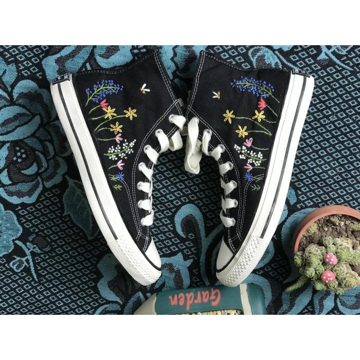 Renkli Çiçek Desenli Özel Nakışlı Siyah Sneaker Renkli Çiçek Desenli Özel Nakışlı Siyah Sneaker