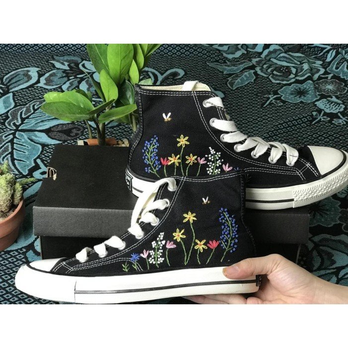 Renkli Çiçek Desenli Özel Nakışlı Siyah Sneaker Renkli Çiçek Desenli Özel Nakışlı Siyah Sneaker