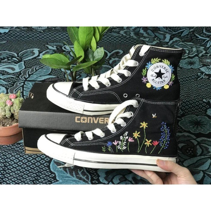 Renkli Çiçek Desenli Özel Nakışlı Siyah Sneaker Renkli Çiçek Desenli Özel Nakışlı Siyah Sneaker