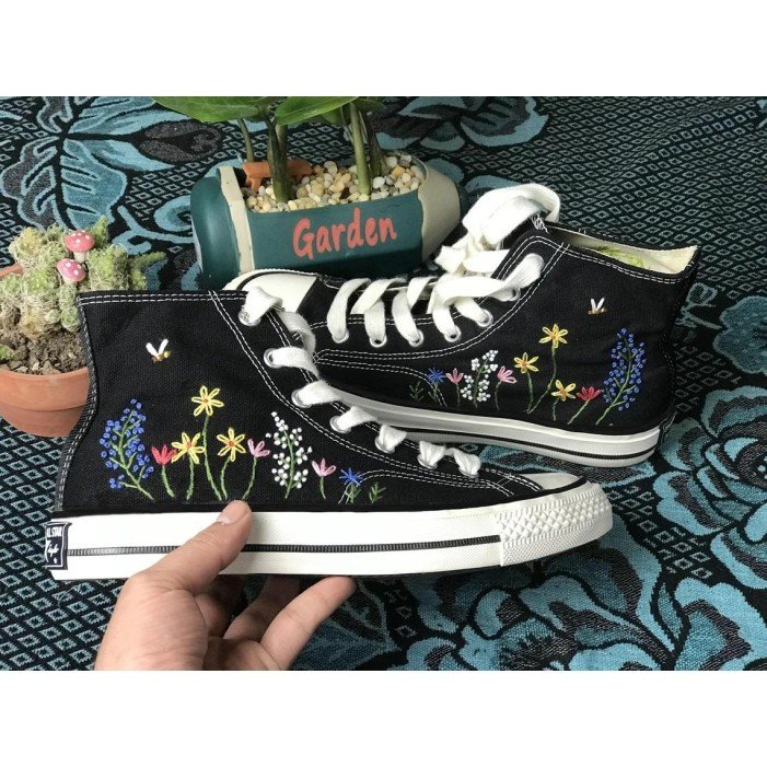 Renkli Çiçek Desenli Özel Nakışlı Siyah Sneaker Renkli Çiçek Desenli Özel Nakışlı Siyah Sneaker